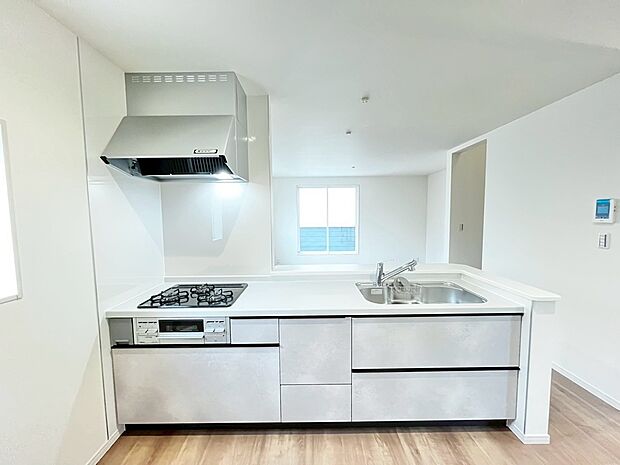 浄水器付きのシステムキッチンやペアガラス、浴室乾燥機など暮らしやすい設備が充実してますよ!