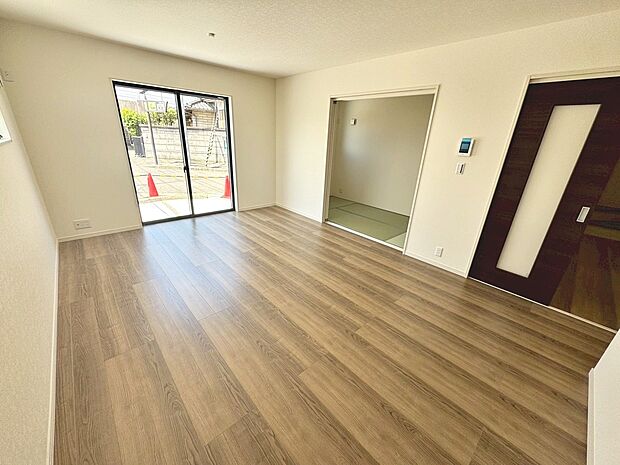 【リビング】お家探しを始めてみようと思われたら是非【イエストア】までお気軽にご相談下さいませ♪