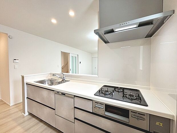 【食器洗浄機・3口コンロ・浄水器付システムキッチン】綺麗なお水で美味しいご飯を作って下さいね♪3口コンロでお料理のレパートリーも増えますね♪