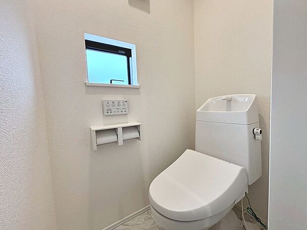 【温水洗浄便座】温水洗浄便座ですので、寒い日も温かい便座で安心して使用していただけますよ♪