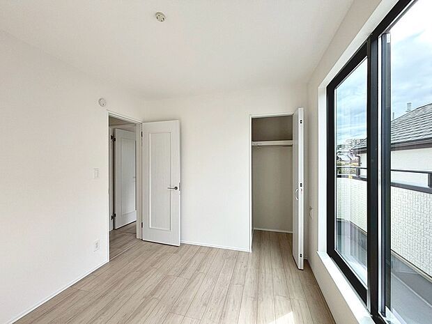 【クローゼット】ハンガーパイプが付いているので、洋服も綺麗に収納できますね!