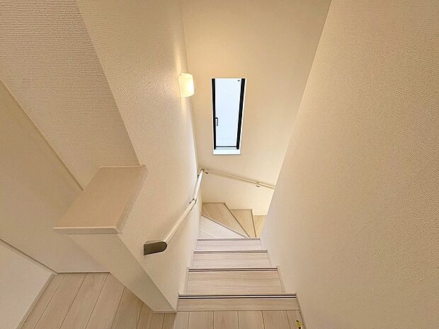 【階段手すり】階段に手すりがあるので、小さなお子様やご高齢の方の昇降も安心ですね♪