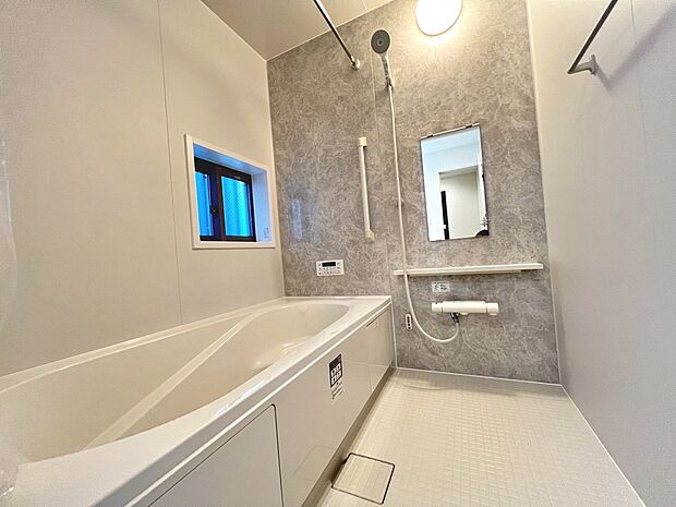 【浴室暖房乾燥機】寒い日も浴室暖房がついているので、温度差が解消できて快適なバスタイムを楽しめますね!