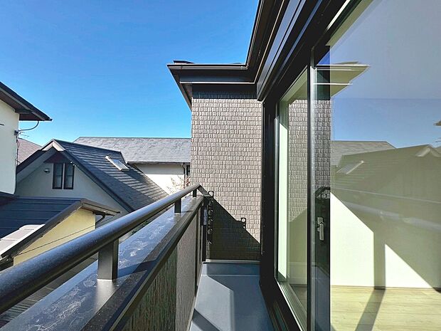 【バルコニー】南西面バルコニー!日当たり良好で洗濯物がよく乾きますね♪