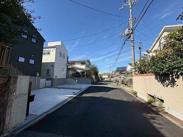 【前面道路を含む現地写真】前面道路約6mです!広々運転の苦手な方も安心ですね♪