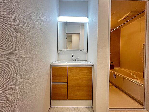 【3面鏡のシャワー付洗面台】寝ぐせ直しもラクラクですね!鏡の後ろに収納があるので、スッキリと片付きますね!