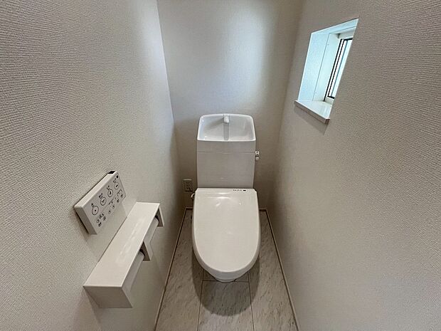 【温水洗浄便座】温水洗浄便座ですので、寒い日も温かい便座で安心して使用していただけますよ♪