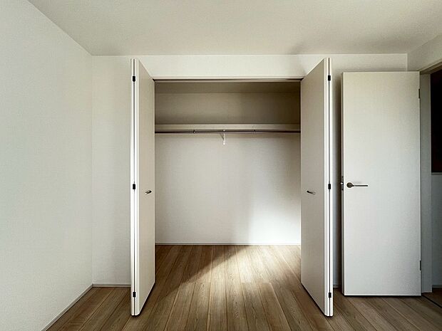 【クローゼット】ハンガーパイプが付いているので、洋服も綺麗に収納できますね!