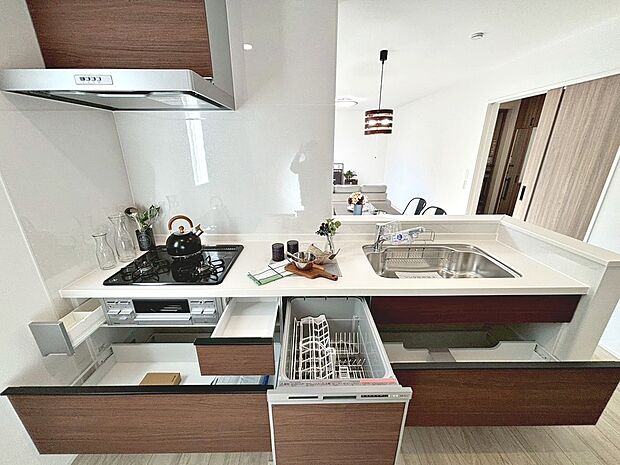 【食器洗浄機・3口コンロ・浄水器付システムキッチン】綺麗なお水で美味しいご飯を作って下さいね♪3口コンロでお料理のレパートリーも増えますね♪