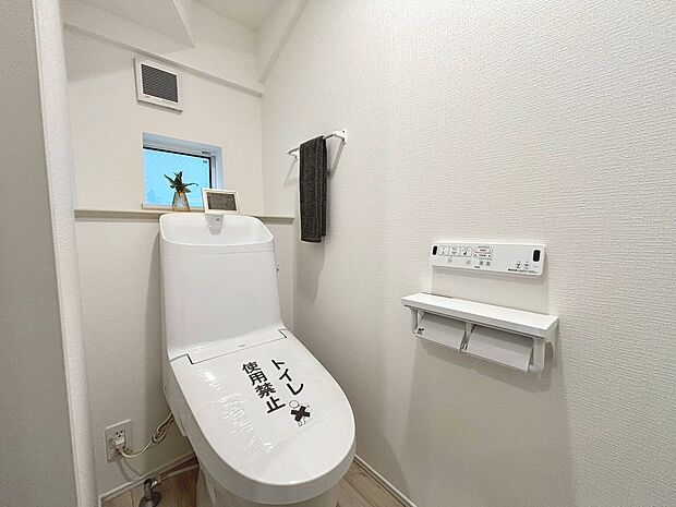 【温水洗浄便座】温水洗浄便座ですので、寒い日も温かい便座で安心して使用していただけますよ♪