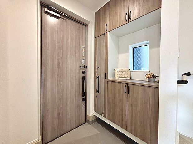 【玄関】東面バルコニーですので、日当り良好で洗濯物が良く乾きそうですね!