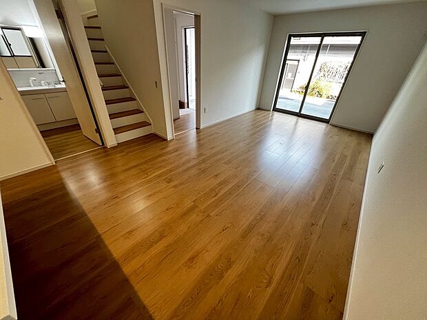 【リビング】家族を身近に感じるリビング階段です！家族と顔を合わす時間が増えますね！