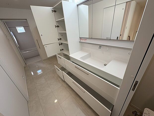 【３面鏡のシャワー付洗面台】寝ぐせ直しもラクラクですね！鏡裏・洗面台下にも収納があるので、スッキリと片付きますね！