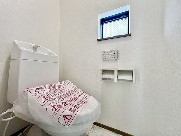 【温水洗浄便座】温水洗浄便座ですので、寒い日も温かい便座で安心して使用していただけますよ♪