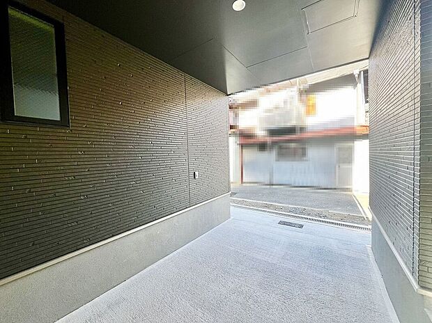 【駐車場】駐車スペースありますよ！ビルトインガレージですので、雨の日の乗り降りも濡れにくく嬉しいですね！