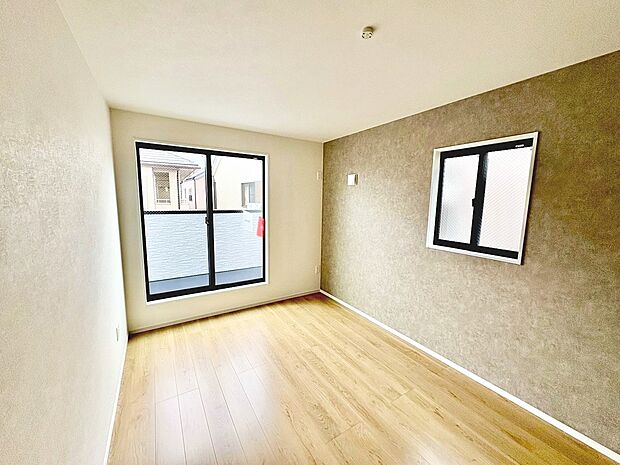 【洋室】全室2面採光ですので、明るく風通しの良い室内に気持ちも明るくなりますね♪