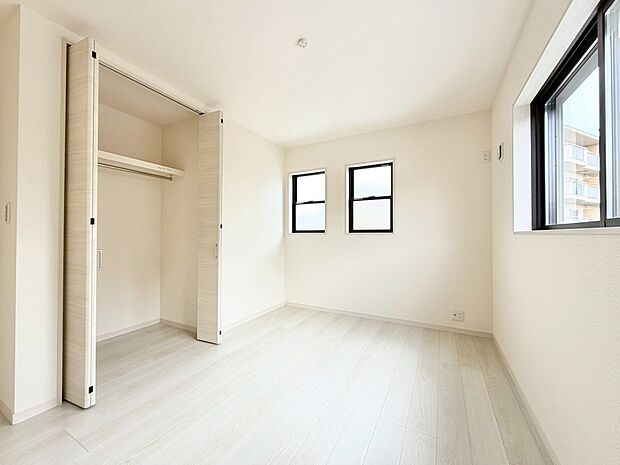 【洋室】全居室収納有！家族の思い出も大切にしまっておけますよ！