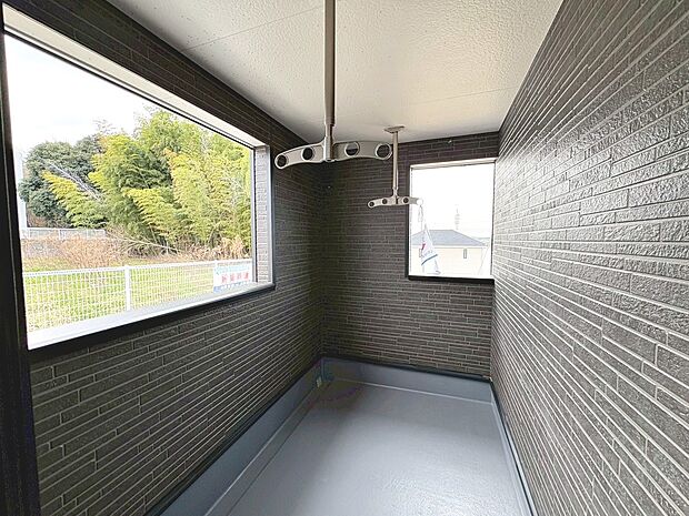 【バルコニー】南東面バルコニーですので、日当り良好で洗濯物が良く乾きそうですね!