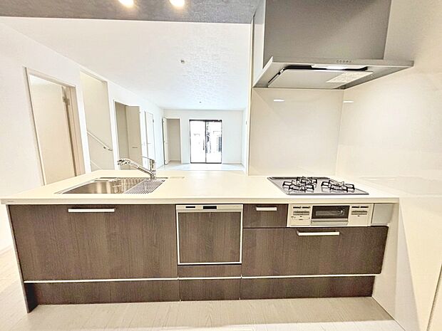 【3口コンロ・浄水器付システムキッチン】綺麗なお水で美味しいご飯を作って下さいね♪3口コンロでお料理のレパートリーも増えますね♪食器洗浄機付きですので、忙しいママをサポートしてくれます♪