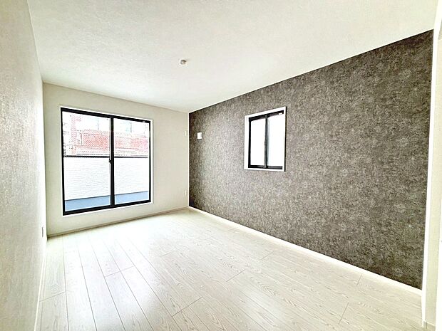 【洋室】2面採光の居室ありますよ!明るく風通しの良い室内に気持ちも明るくなりますね♪