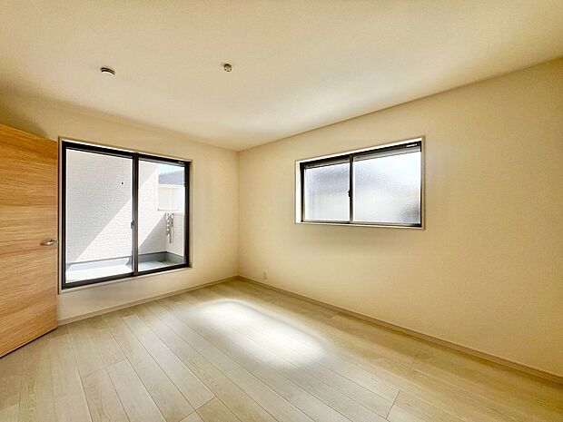 【洋室】2面採光の居室もありますよ!明るく風通しの良い室内に気持ちも明るくなりますね♪