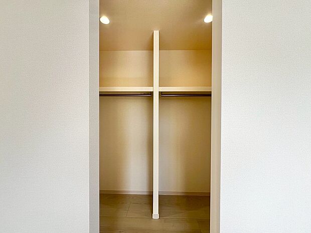 【ウォークインクローゼット】ハンガーパイプが付いているので、洋服も綺麗に収納できますね!