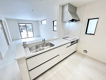 システムキッチン（浄水器・３口コンロ）