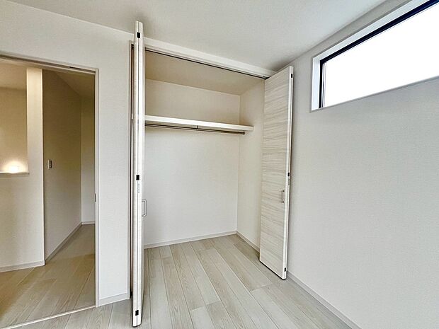 【クローゼット】全居室収納有りますので、収納場所に困らず綺麗な室内をたもてますね♪
