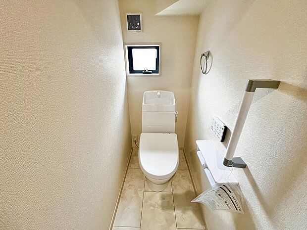 【温水洗浄便座】温水洗浄便座ですので、寒い日も温かい便座で安心して使用していただけますよ♪