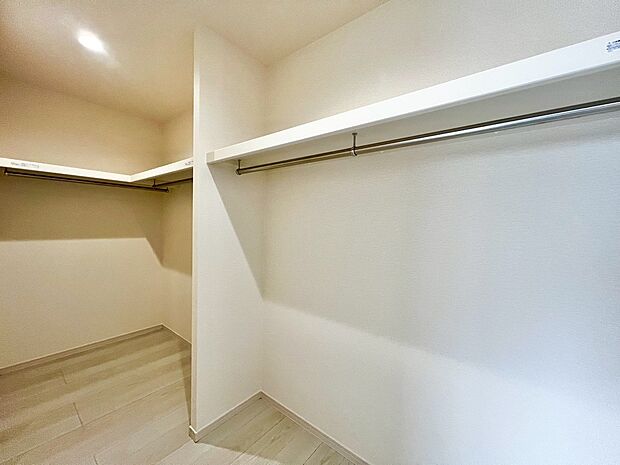 【ウォークインクローゼット】ハンガーパイプが付いているので、洋服も綺麗に収納できますね!