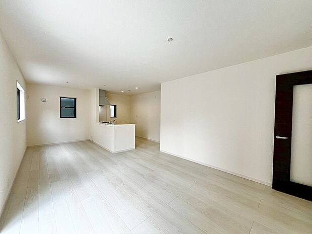 【リビング(4号棟)】LDK約18帖!2面採光の明るいリビングに家族の笑顔も増えますね!