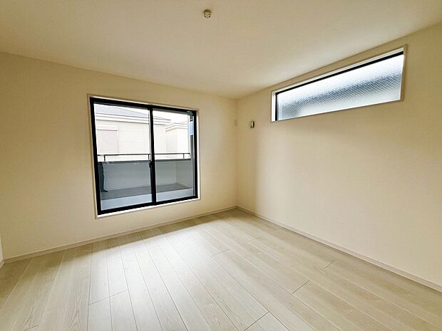 【洋室】2面採光の居室ありますよ!明るく風通しの良い室内に気持ちも明るくなりますね!