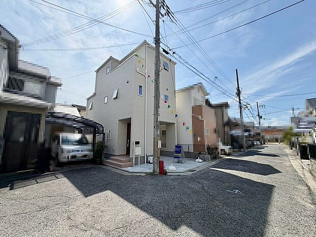 【前面道路を含む現地写真】前面道路約4.9m♪広々運転の苦手な方も安心です!