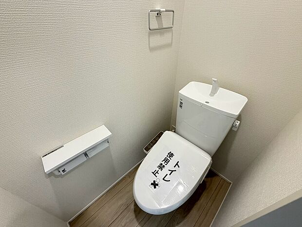 【温水洗浄便座】温水洗浄便座ですので、寒い日も温かい便座で安心して使用していただけますよ♪