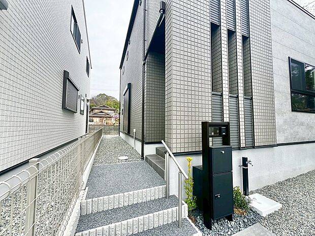 【エントランス】南西向き日当たり良好!たっぷりの陽光に包まれる明るい住まいです♪