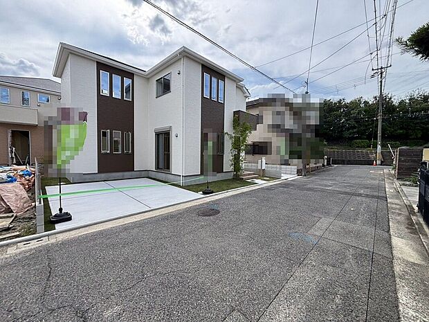 【前面道路を含む現地写真】前面道路約5.4ｍ！閑静な住宅街で叶える穏やかな新生活をここで始めませんか♪