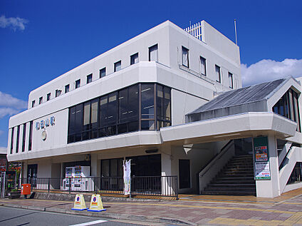 JR山陰本線『和田山駅』 約1.3km(車約4分)