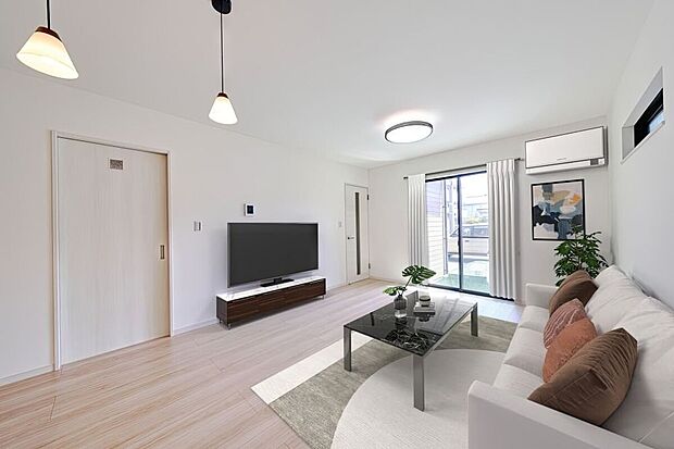 【施工例】明るい掃き出し窓があるリビングは、開放感とぬくもりが調和した空間!日中は陽の光で明るく、夜は照明でやさしく包まれます。
※家具等の配置はイメージです。