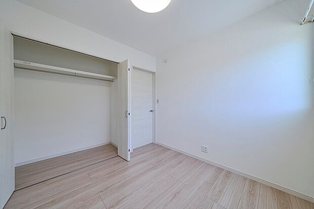 【クローゼット】【施工例】洋室にはクローゼットを設け、衣類を掛けて収納できるハンガーパイプ付き。普段使いの服やバッグもすっきり整理できます。また可動棚付き収納もあり、見せる収納としても活用できます♪