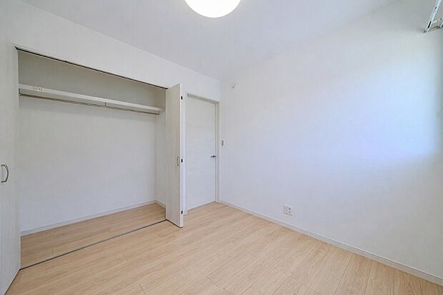 【クローゼット】【施工例】洋室にはクローゼットを設け、衣類を掛けて収納できるハンガーパイプ付き。普段使いの服やバッグもすっきり整理できます。また可動棚付き収納もあり、見せる収納としても活用できます♪