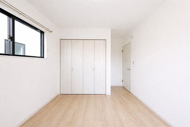 【洋室】【施工例】洋室は2つご用意!ライフスタイルに合わせてお子様のお部屋やご主人様の書斎としてもご活用できます。収納力も抜群なのでお部屋をスッキリ保つことができます。