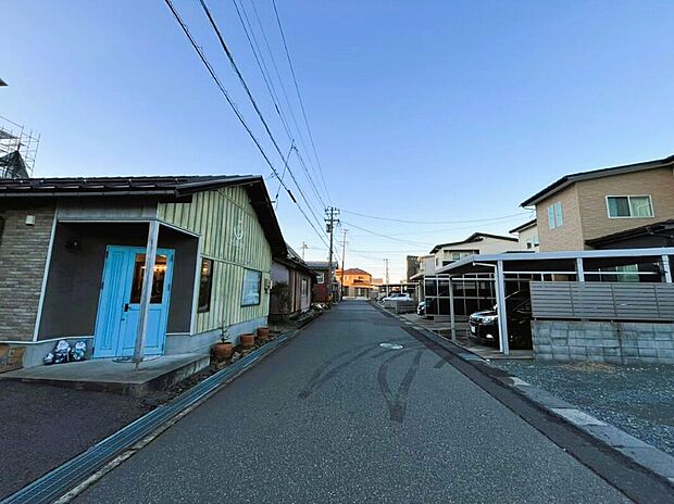 【現地写真】前面道路幅は6ｍございます！対向車が来てもスペースが十分にあるので、焦ることなく駐車することが可能です◎