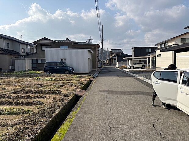 【現地写真】前面道路幅は約5.9mございます!対向車が来ても焦ることなく安心して車の出し入れができます◎