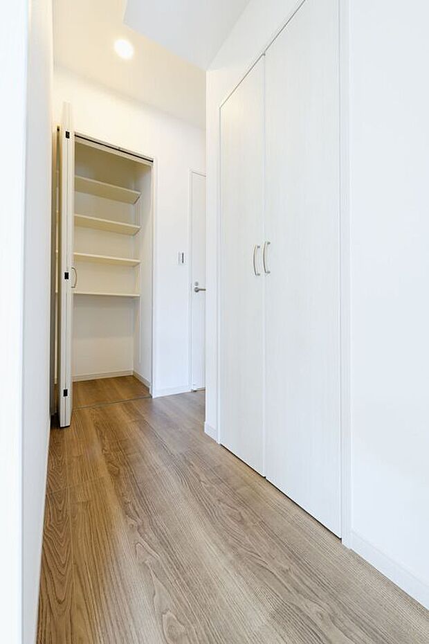 【物入】1F/2Fホール部分に物入を設置！掃除道具、季節によって使用するアイテム(扇風機)などを収納！必要な時にサッと取り出しサッと収納できて便利です♪