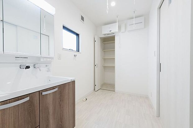 【洗面脱衣室物入】洗面脱衣室にも物入を完備!タオルや洗剤、掃除道具などをすっきり収納できます◎洗面所周りが整理整頓されることで、より快適に使いやすく、家事の効率もアップ♪