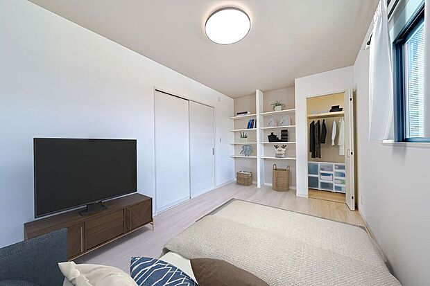 【【施工例】寝室】【施工例8.82帖の主寝室にはウォークインクローゼット・可動棚を完備。衣類や小物をまとめて収納でき、すっきりとした空間を保てます。