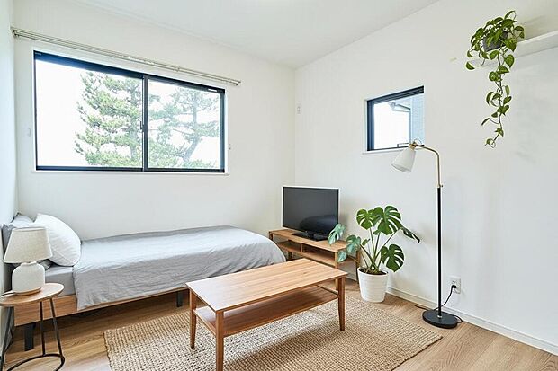 【洋室】【施工例】洋室は2つご用意!ライフスタイルに合わせてお子様のお部屋やご主人様の書斎としてもご活用できます。収納力◎なのでお部屋をスッキリ保つことができます。※家具等の配置はイメージです。