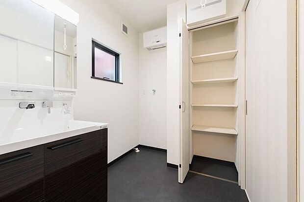 【洗面脱衣室物入】【施工例】洗面脱衣室内には可動棚式の物入を設けております。バスタオルや洗濯用洗剤などをその場で保管でき、使い勝手の良い空間です◎