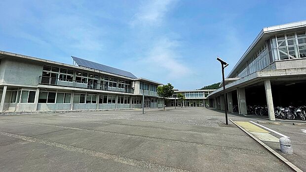 至民中学校(約1,100m)