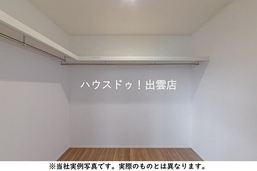 ◆2階WICLイメージ画像◆
主寝室や子ども部屋に使える10.5帖の2階洋室には、約3帖の枕棚・ハンガーパイプ付きウォークインクローゼットを完備！季節の衣類や思い出の品までたっぷり収納できます！